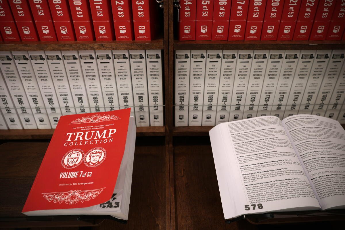 Detalles de la exposición en la librería móvil Epstein Files