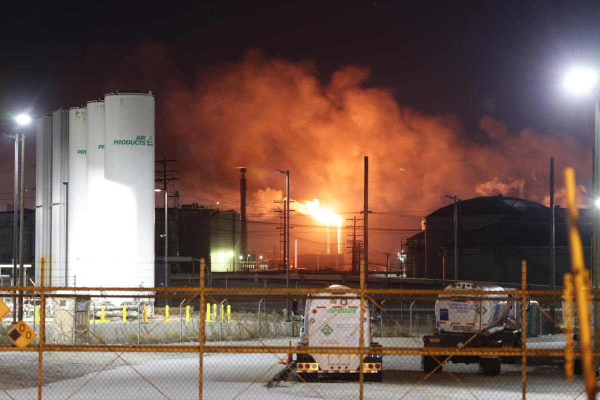 Imagen del fuego y humo en la refinería Chevron en El Segundo.