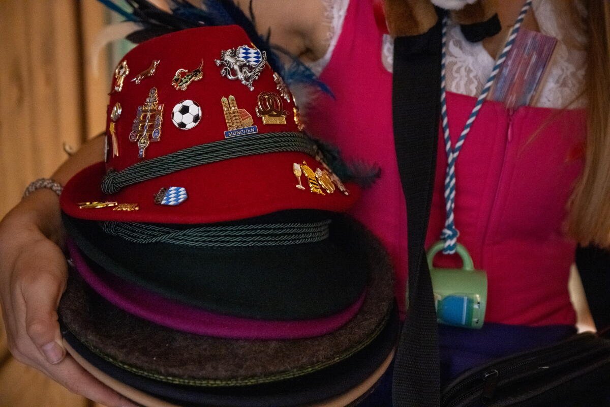 Figura de mujer vendiendo souvenirs. "sombrero tradicional" sombrero
