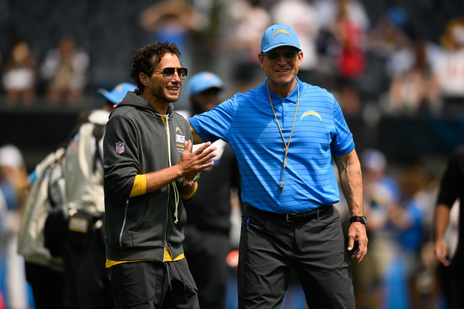 El coordinador ofensivo de los Chargers, Mike McDaniel, izquierda, junto al entrenador en jefe Jim Harbaugh.