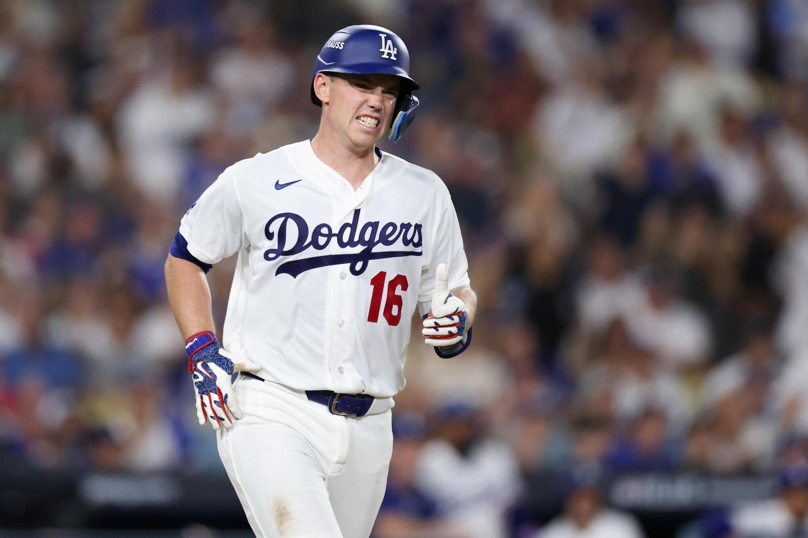 Will Smith reacciona después de salir out en la quinta entrada en la derrota de los Dodgers por 3-2 ante los Bravos.