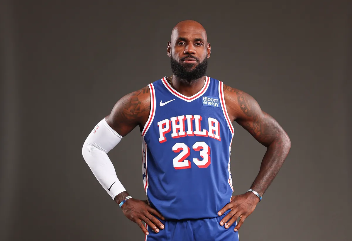 28 de septiembre de 2026; Camden, Nueva Jersey, EE.UU.; LeBron James de los Philadelphia 76ers posa para una fotografía durante el día de prensa. Crédito obligatorio: Bill Streicher-Imagn Images