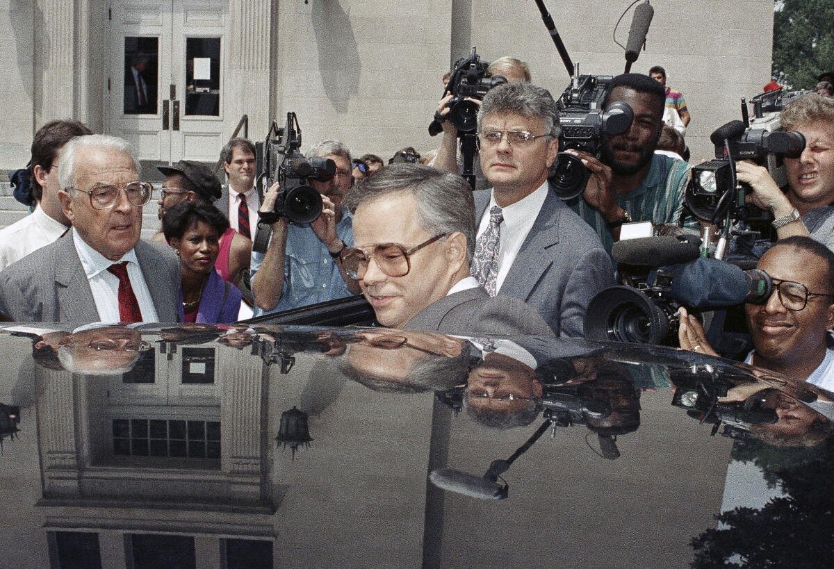 Foto de agosto de 1989 del ex presidente del PTL, Jim Bakker, subiéndose a su automóvil durante el almuerzo en una audiencia en Charlotte, Carolina del Norte.