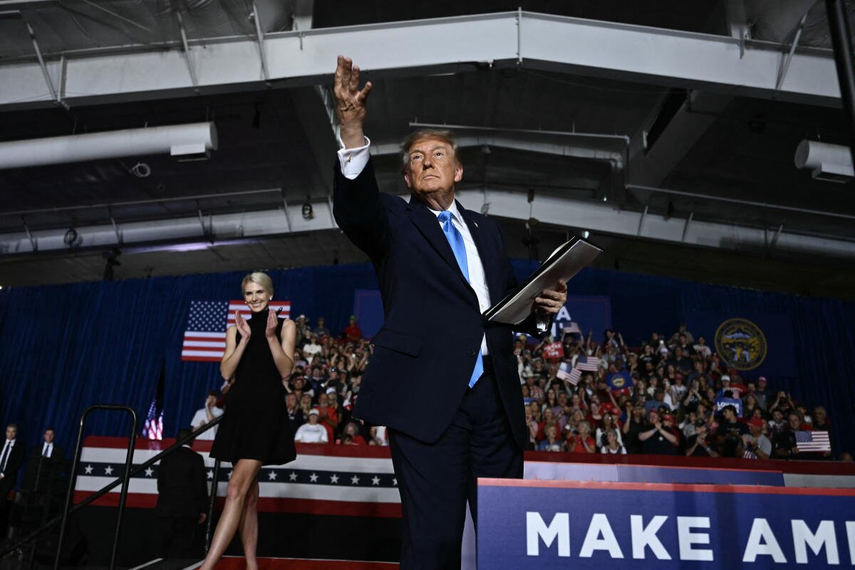 El presidente Trump lanza un bolígrafo a la multitud durante un mitin de campaña.
