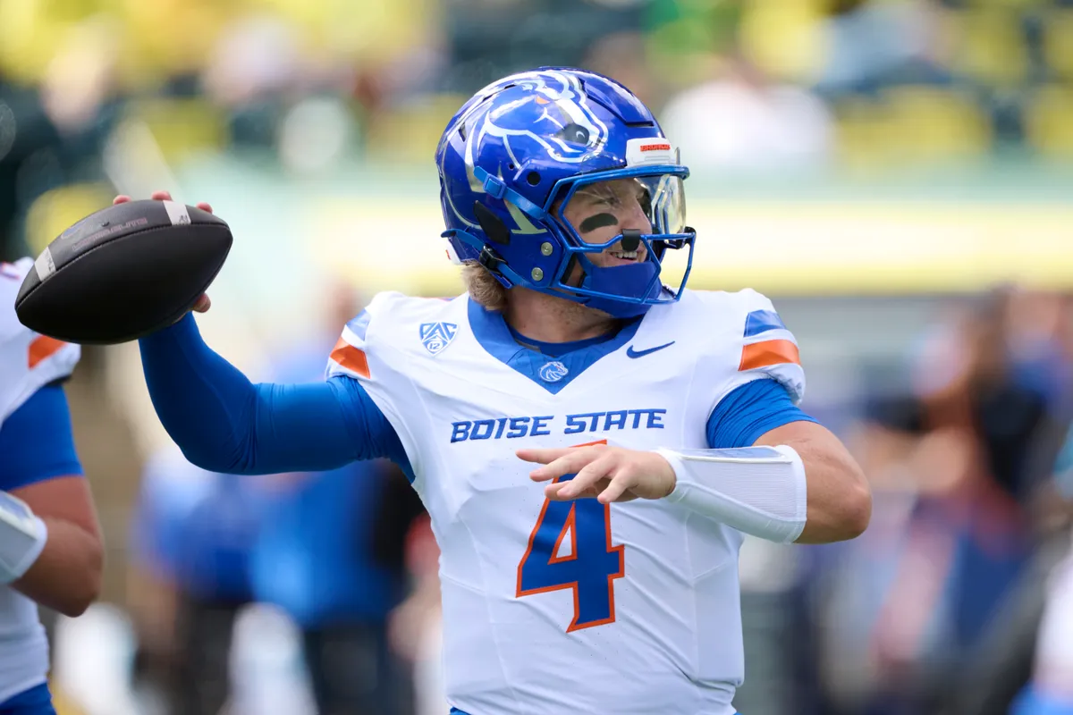 5 de septiembre de 2026; Eugene, Oregón, EE.UU.; El mariscal de campo de Boise State Broncos, Maddux Madsen (4), se prepara antes de un partido contra los Oregon Ducks en el estadio Autzen. Crédito obligatorio: Troy Wayrynen-Imagn Images