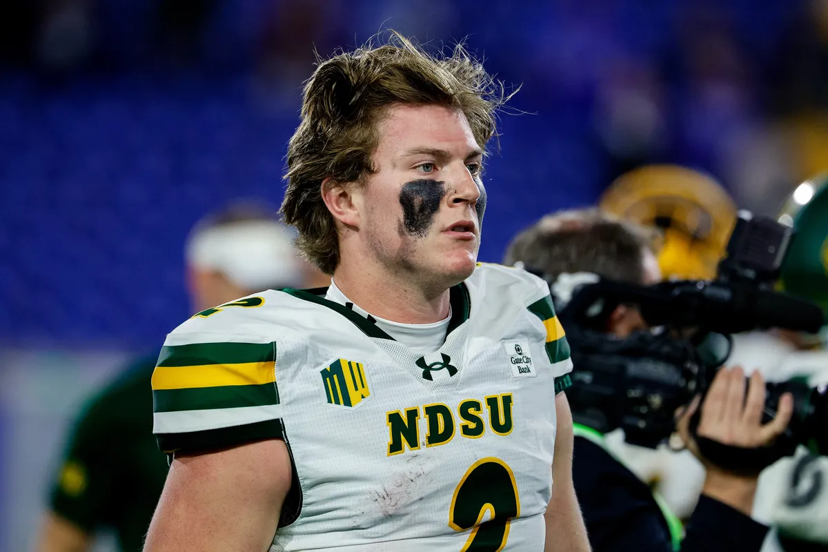 12 de septiembre de 2026; Colorado Springs, Colorado, Estados Unidos; Nathan Hayes (2), mariscal de campo de Bison del estado de Dakota del Norte, después del partido contra los Falcons de la Fuerza Aérea en el estadio Falcon. Crédito obligatorio: Isaías J. Downing-Imagn Images
