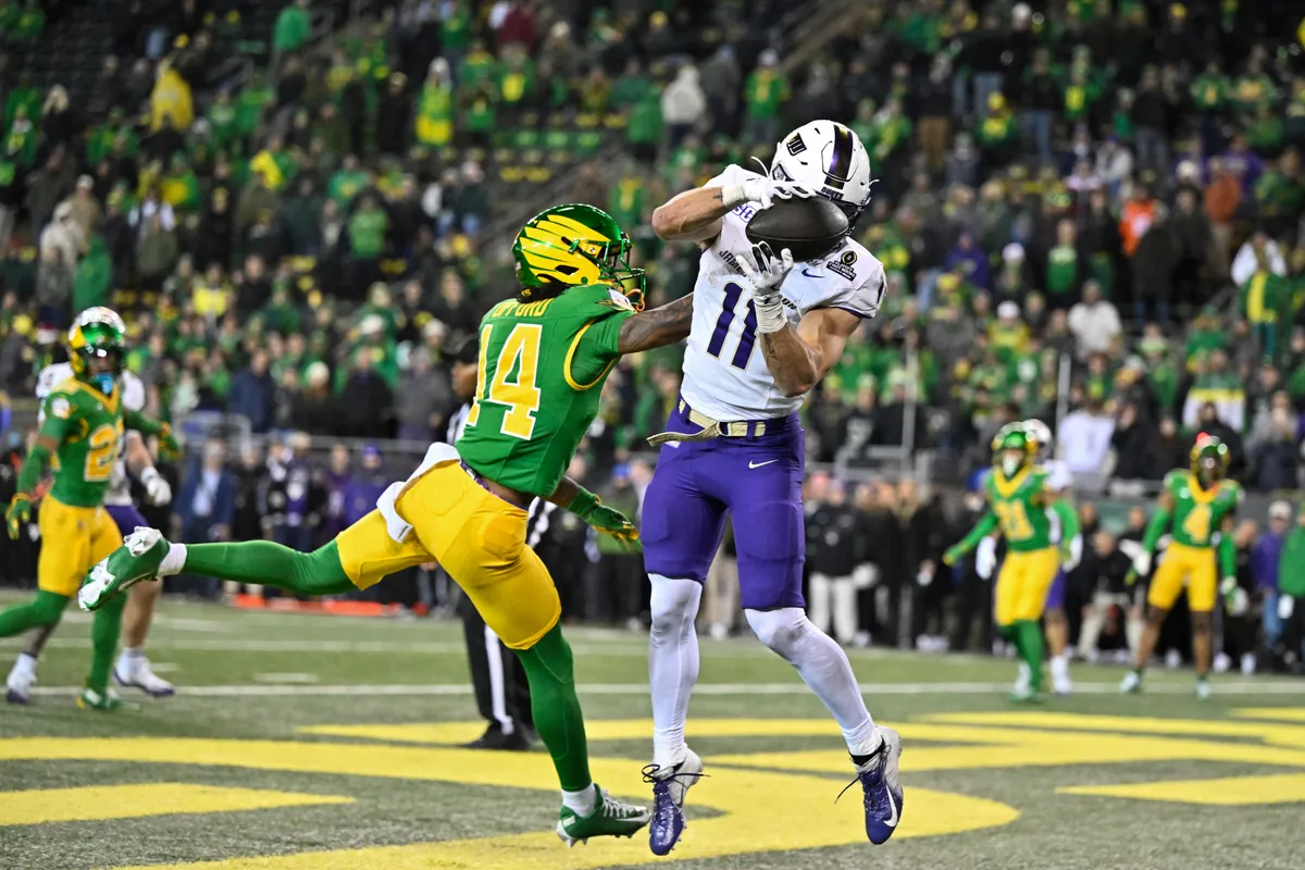20 de diciembre de 2025; Eugene, Oregón, Estados Unidos; El receptor de James Madison Dukes, Nick DiGenaro (11), hace una captura para un touchdown contra el respaldo defensivo de Oregon Ducks, Na'im Offord (14) durante el cuarto cuarto en el estadio Autzen. Crédito obligatorio: Craig Strobeck-Imagn Images