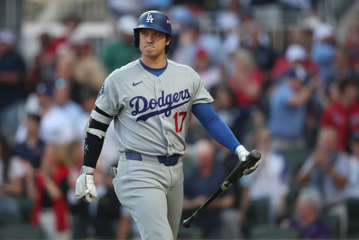 6 de octubre de 2026; Cumberland, Georgia, Estados Unidos; El jugador bidireccional de los Angeles Dodgers, Shohei Ohtani (17), se poncha durante la primera entrada contra los Bravos de Atlanta en Truist Park. Crédito obligatorio: Brett Davis-Imagon Images