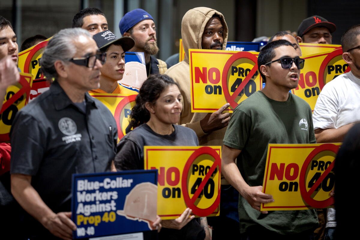 La gente en la manifestación sostenía carteles que decían "No el 40"