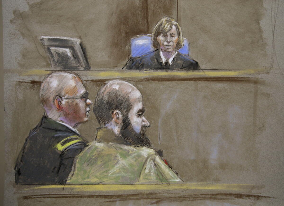 Nidal Malik Hasan protagoniza un sketch judicial de 2013.