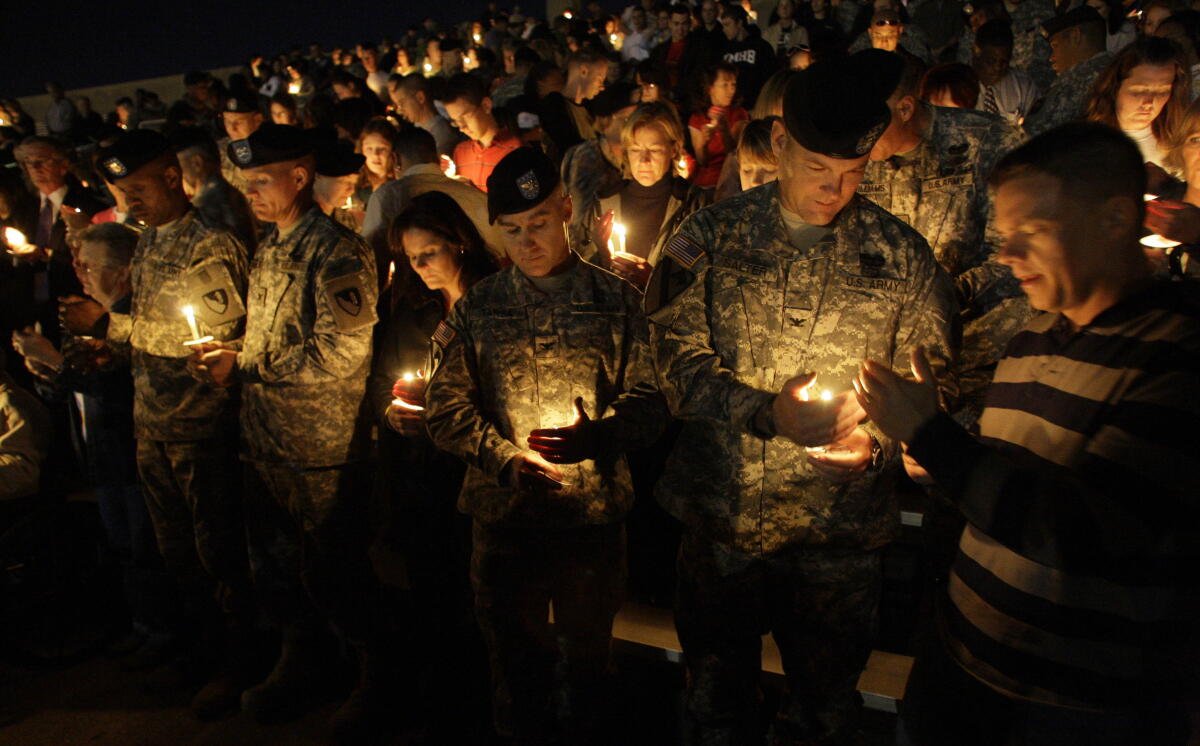 Los soldados se unen para encender velas para ofrecer buenos deseos en Hood, Texas, en 2009.