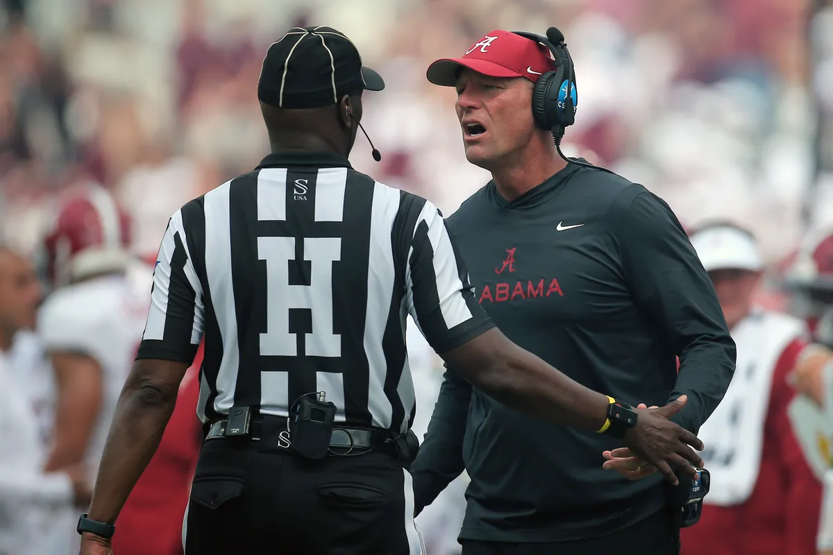 3 de octubre de 2026; Starkville, Misisipi, Estados Unidos; Kallen DeBoer, entrenador principal de Alabama Crimson Tide, reacciona ante un árbitro durante el cuarto cuarto contra los Bulldogs del estado de Mississippi en el estadio Davis Wade en Scott Field. Crédito obligatorio: Petre Thomas-Imagn Images