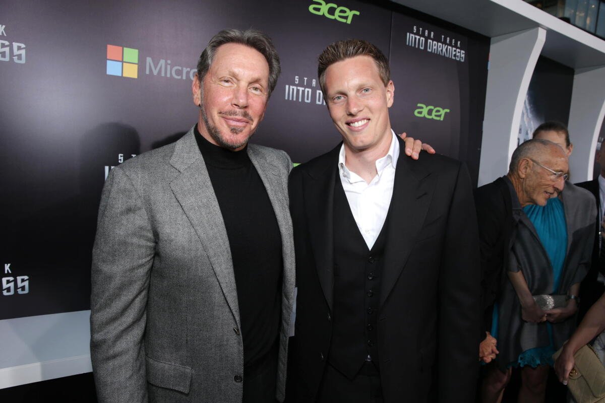 Larry Ellison y David Ellison de Oracle en el estreno de Hollywood en 2013. 