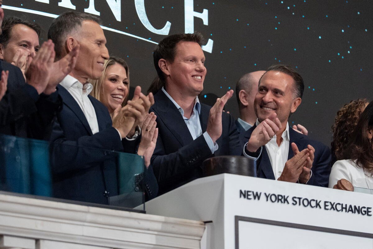El director ejecutivo de Skydance, David Ellison, y otros en el parqué de la Bolsa de Nueva York