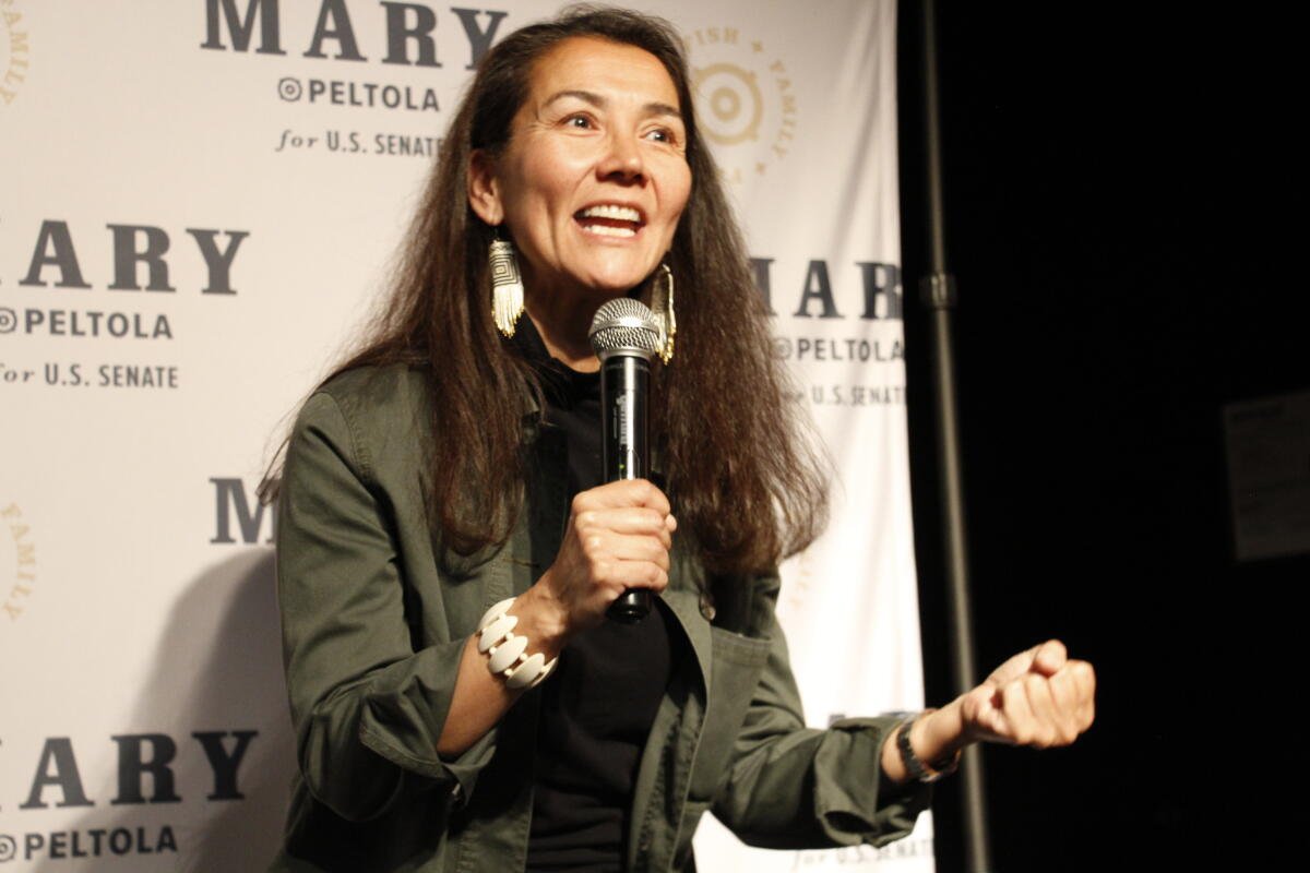 Mary Peltola, una demócrata que se postula para el escaño del Senado de los Estados Unidos en Alaska, se dirige a sus partidarios en una fiesta de observación de elecciones.