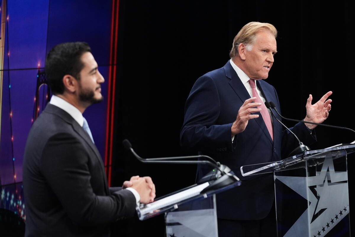 El demócrata Abdul El-Sayed (izquierda) y el republicano Mike Rogers se reúnen en el debate del Senado de Michigan el jueves por la noche en Grand Rapids.