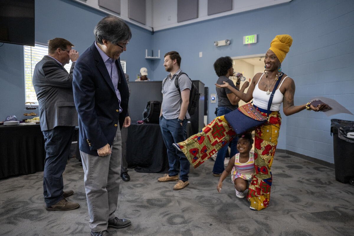 El Dr. Richard Pan se reúne con el Dr. Teeh. Harris-Johnson y su hija en Sacramento.