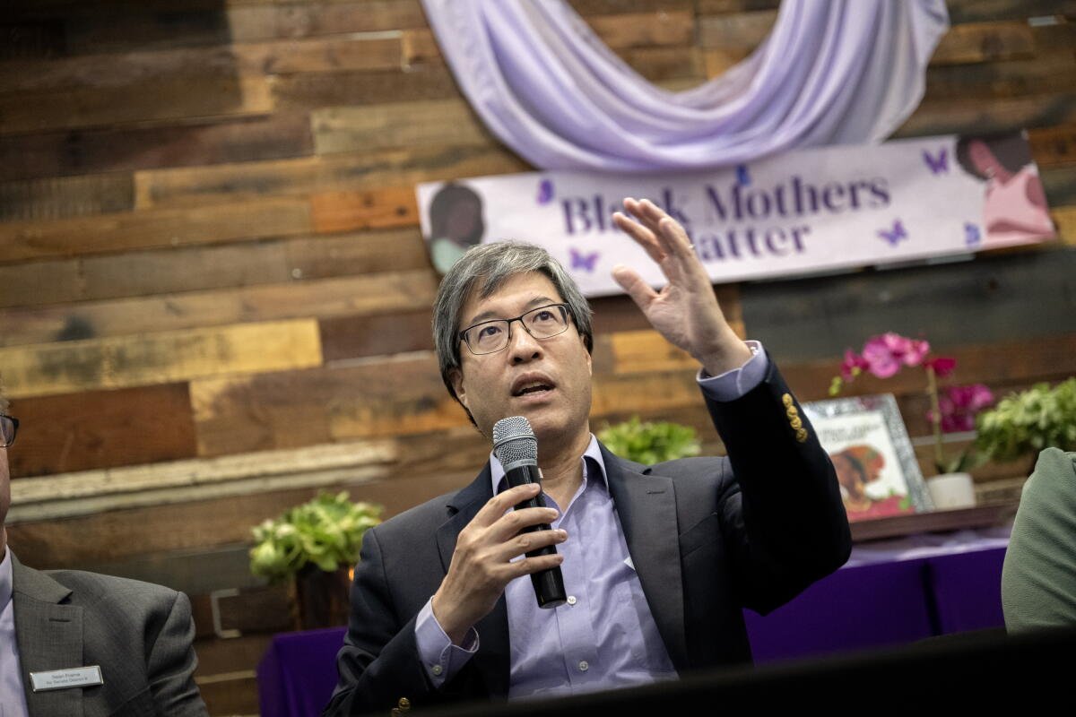 El Dr. Richard Pan se une a la conversación durante la Mesa Redonda sobre Salud Materna de Personas Negras en la Iglesia Liberty Towers.