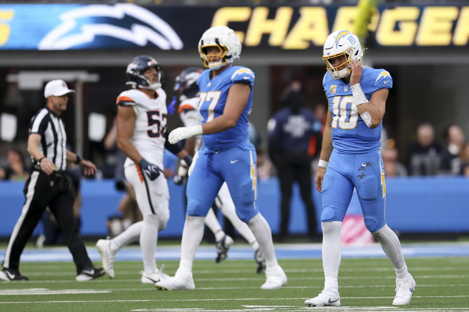 El mariscal de campo de los Chargers, Justin Herbert, sale del campo después de perder el balón en el último cuarto.