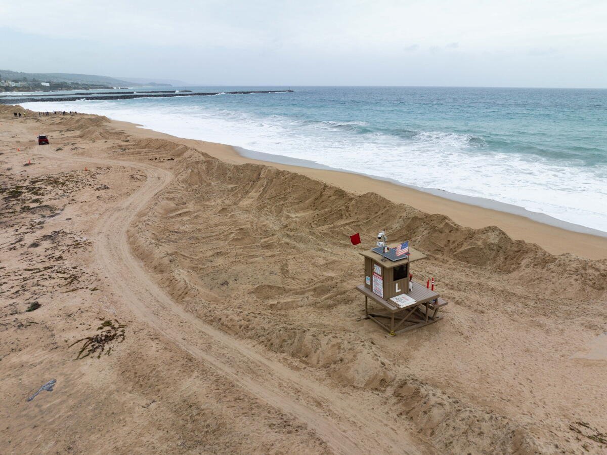 Imagen de drone de arena a lo largo de la playa de la Península de Balboa.