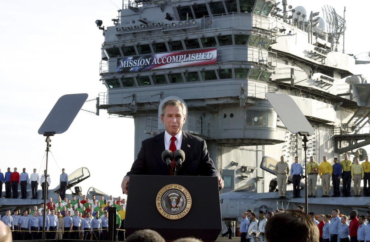 El presidente George W. Bush a bordo del USS Abraham Lincoln el 1 de mayo de 2003. 