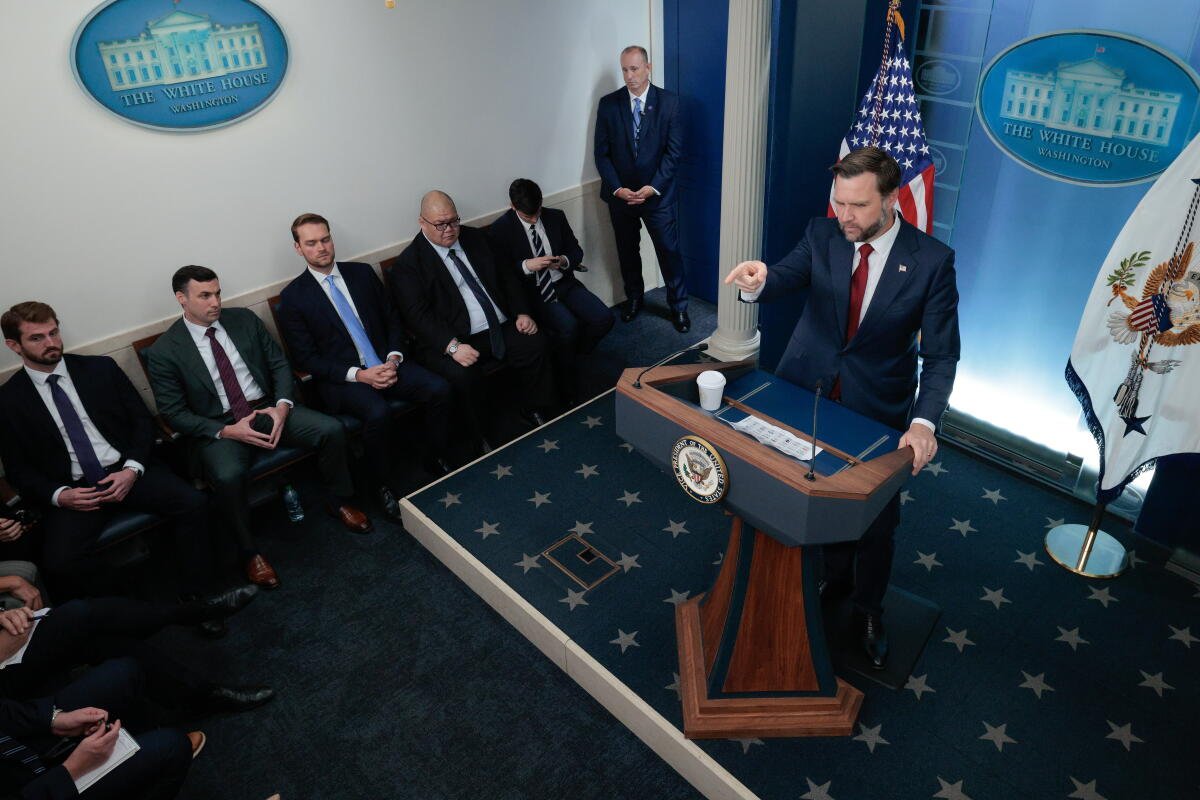 El vicepresidente J.D. Vance habla con periodistas en la Casa Blanca. 