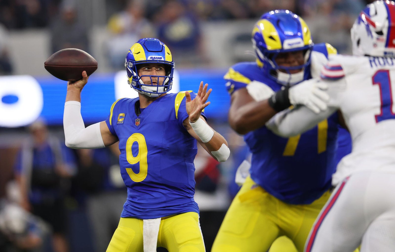 El mariscal de campo de los Rams, Matthew Stafford, atrapa un pase en la primera mitad contra los Bills el lunes.