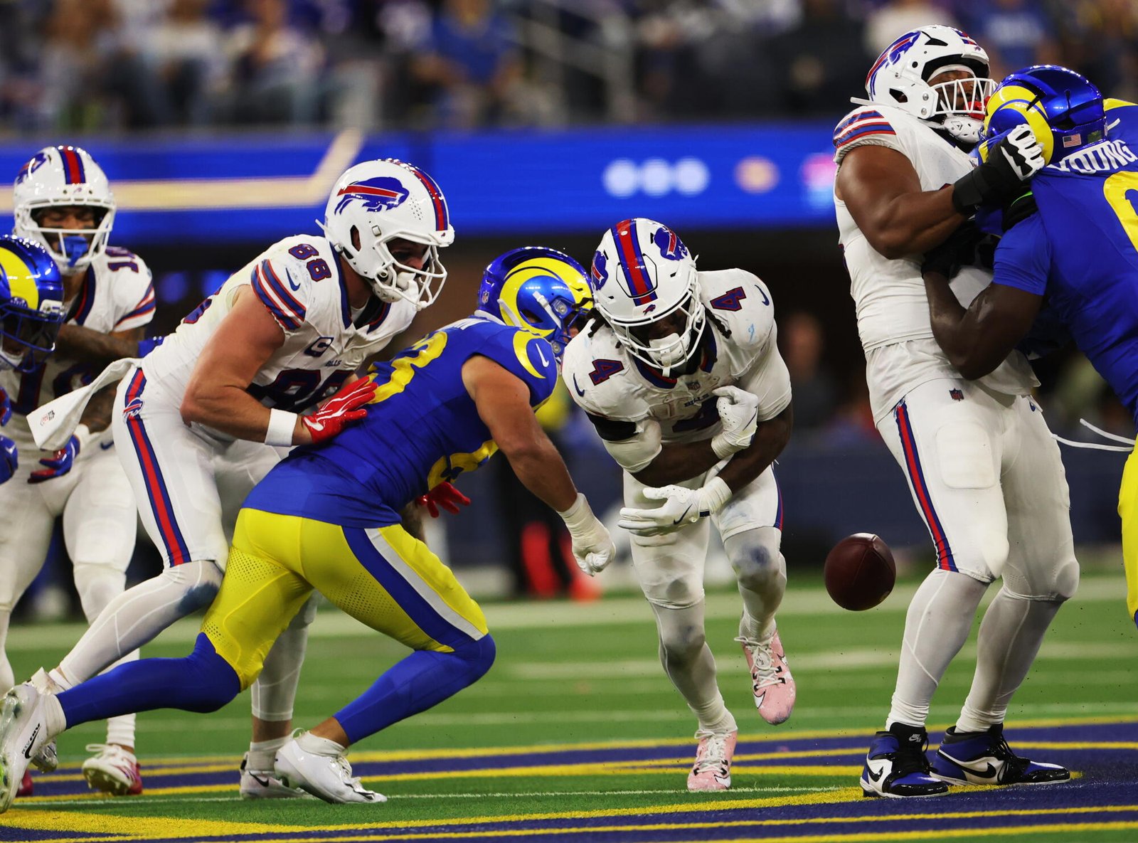 El apoyador de los Rams, Nate Landman, golpea el balón más allá de los Bills mientras corre hacia los brazos de James Cook III durante el tercer cuarto.