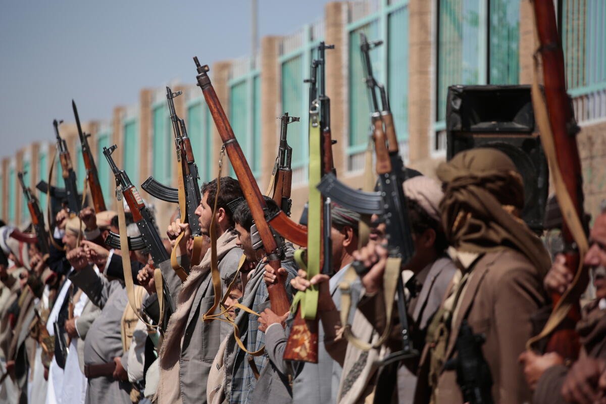 Un partidario hutí sostiene un rifle mientras asiste a una manifestación tribal en Saná, Yemen, el 7 de octubre.
