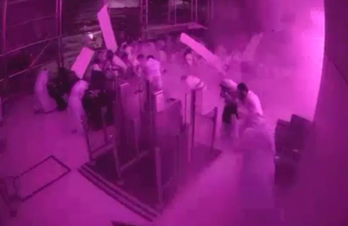 Pasajeros cubiertos mientras las llamas y el humo cubrían el aeropuerto internacional Rey Khalid en Riad.