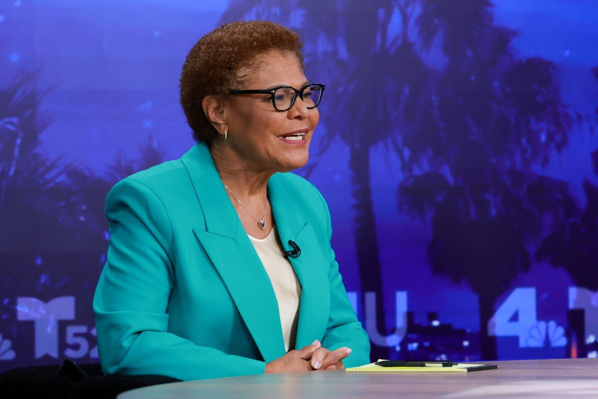 La actual alcaldesa Karen Bass durante un debate con la concejal Nithya Raman.