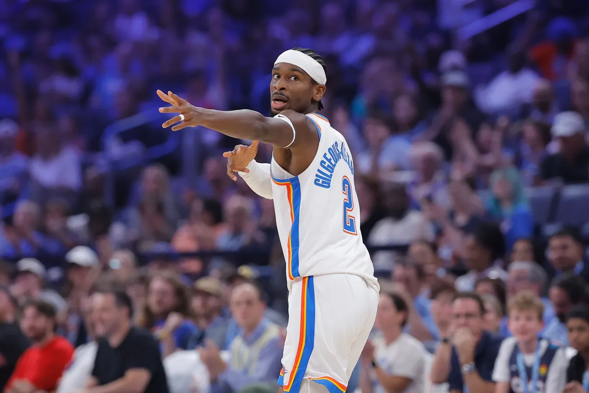 7 de octubre de 2026; Ciudad de Oklahoma, Oklahoma, Estados Unidos; Shai Gilgeous-Alexander (2), guardia de Oklahoma City Thunder, hace gestos después de una canasta contra los Milwaukee Bucks durante la primera mitad de un partido de pretemporada en Peckham Center. Crédito obligatorio: Alonzo Adams-Imagn Images