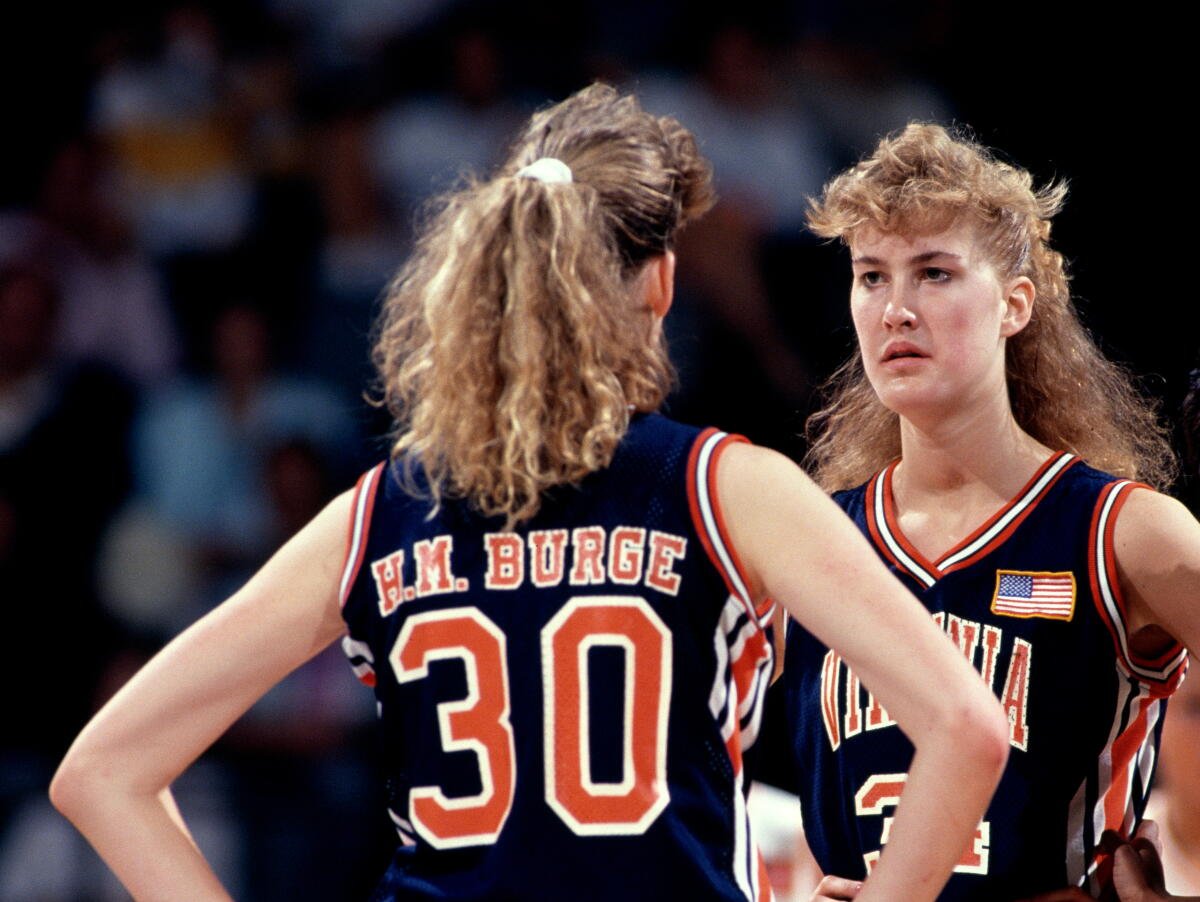 Heidi Berg observa a su hermana gemela Heather Berg en una cancha de baloncesto
