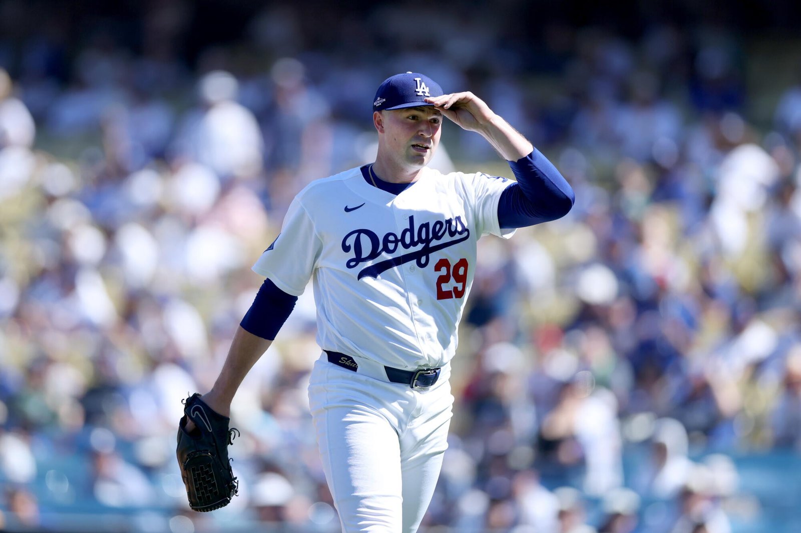 El lanzador de los Dodgers, Tarik Skubal, sale del campo durante el Juego 1 de la NLDS.