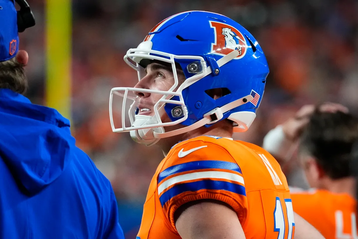 15 de octubre de 2026; Denver, Colorado, Estados Unidos; El mariscal de campo de Denver Broncos Bo Nix (10) mira durante la segunda mitad contra los Seattle Seahawks en Empower Field en Mile High. Crédito obligatorio: Ron Chenoy-Imagn Images
