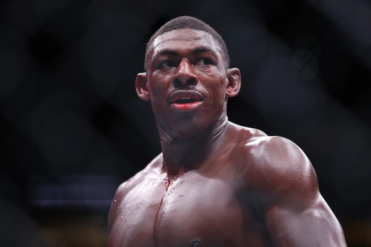 14 de diciembre de 2024; Tampa, Florida, Estados Unidos; Joaquín Buckley (guantes azules) reacciona después de su lucha contra Colby Covington (guantes rojos) en Amalie Arena. Crédito obligatorio: Imagen de Nathan Ray Seebeck-Imagon