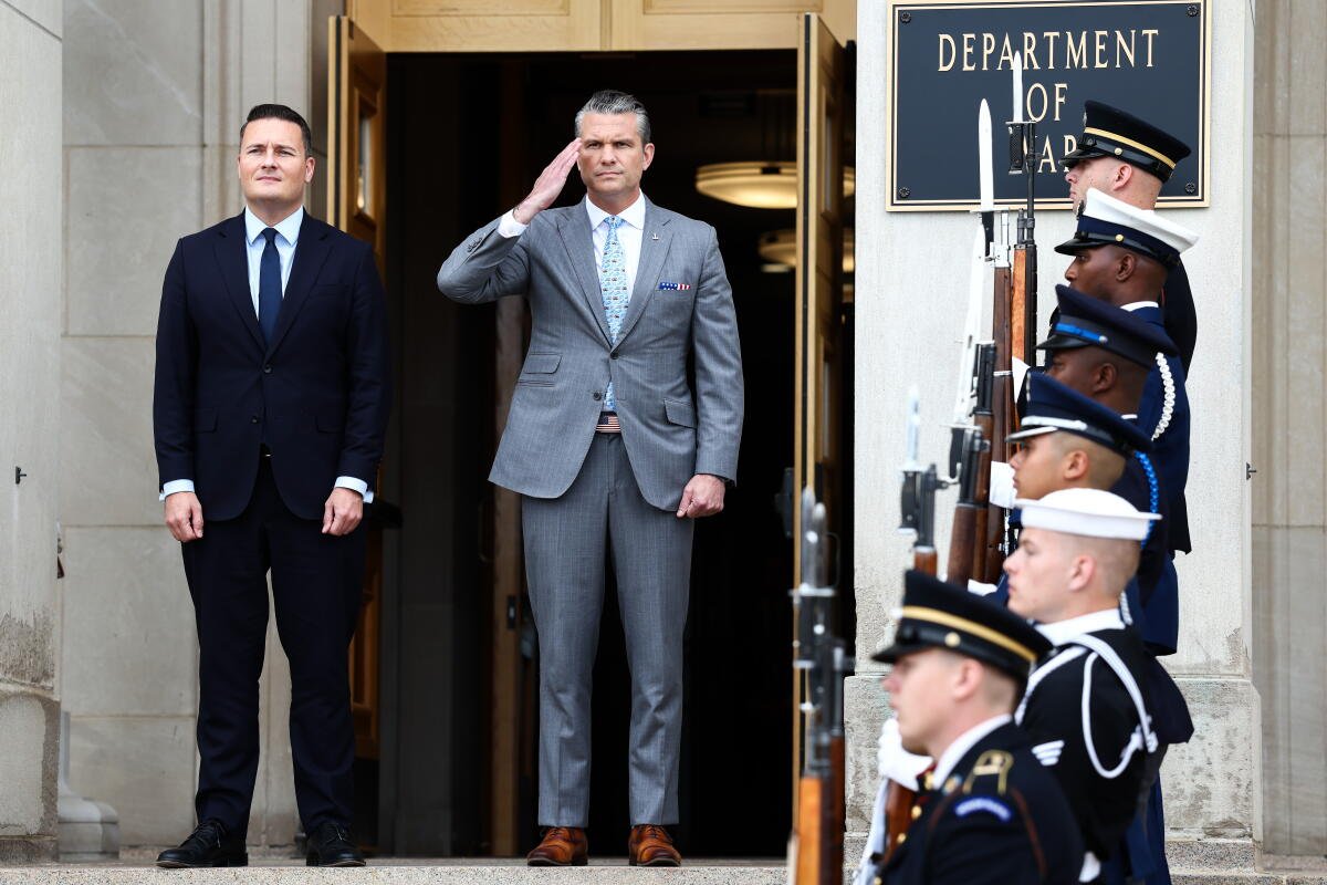 Wes Streeting, Ministro de Defensa británico junto al Ministro de Defensa, Pete Hegseth, quien presentó sus respetos.