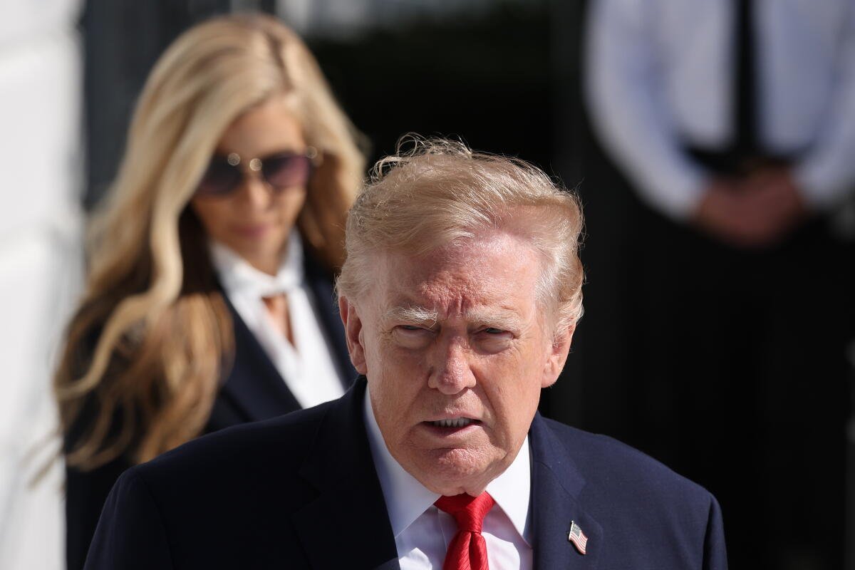 El presidente Trump fue seguido por la secretaria de prensa de la Casa Blanca, Katie Zacharias.