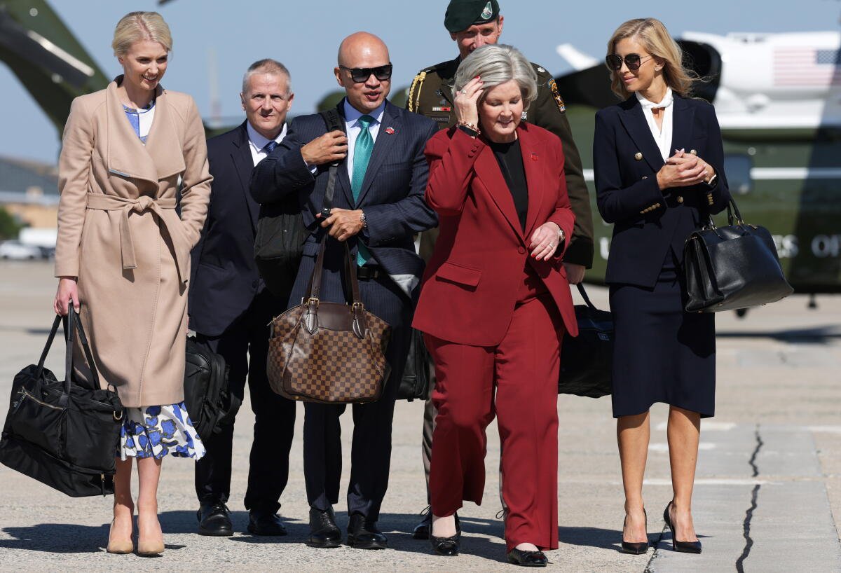 Un alto asesor del presidente Trump sube al Air Force One.