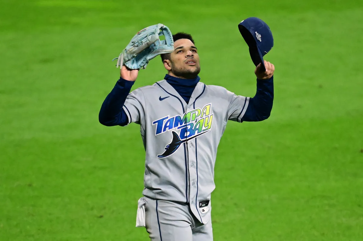 17 de octubre de 2026; Cleveland, Ohio, EE.UU.; El jardinero de los Tampa Bay Rays, Victor Mesa Jr. (25), celebra después de derrotar a los Cleveland Guardians en el cuarto juego de la ALCS para los playoffs de la MLB de 2026 en Progressive Field. Crédito obligatorio: Imagen de David Dermer-Imagon