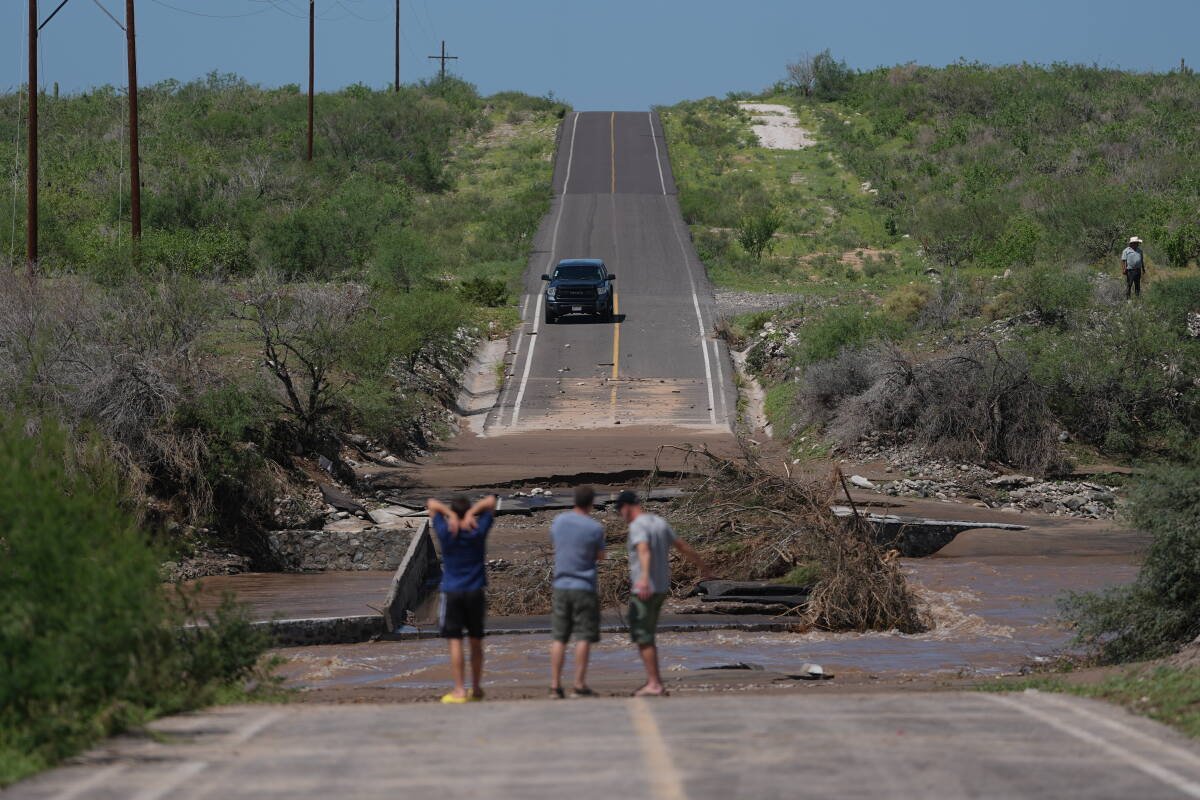 Los lugareños inspeccionan los caminos dañados por la crecida de los ríos a lo largo de la ruta a Las Barrancas.