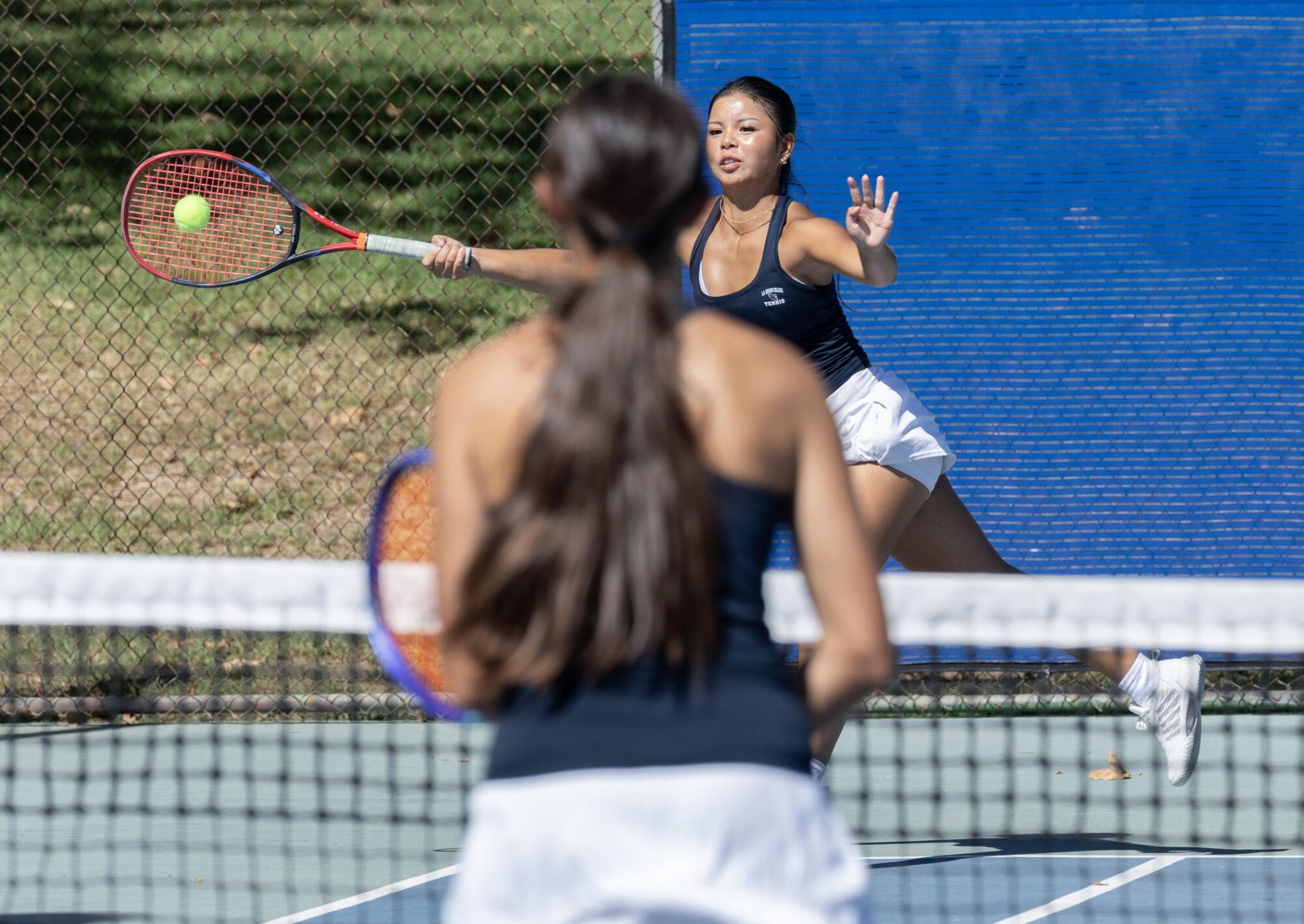 Amy Nghiem hace un tiro durante la práctica del equipo de tenis femenino de Mission College.