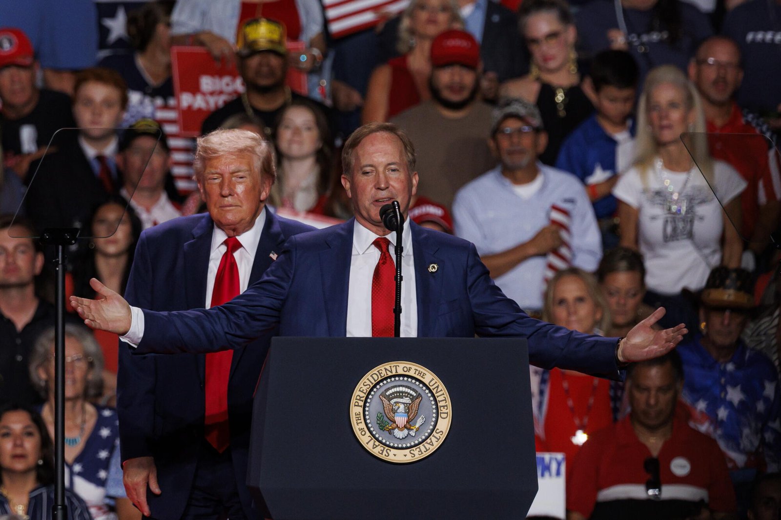 El presidente Trump respalda al fiscal de Texas. El general Ken Paxton mientras habla en el mitin.