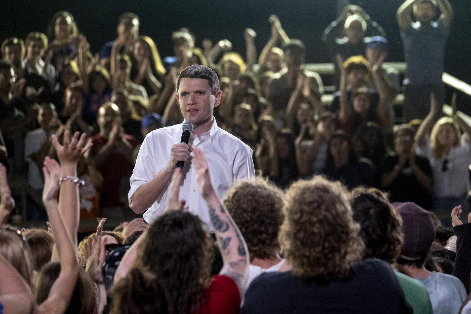 El representante del estado de Texas, James Talarico, sonrió y habló a la multitud.