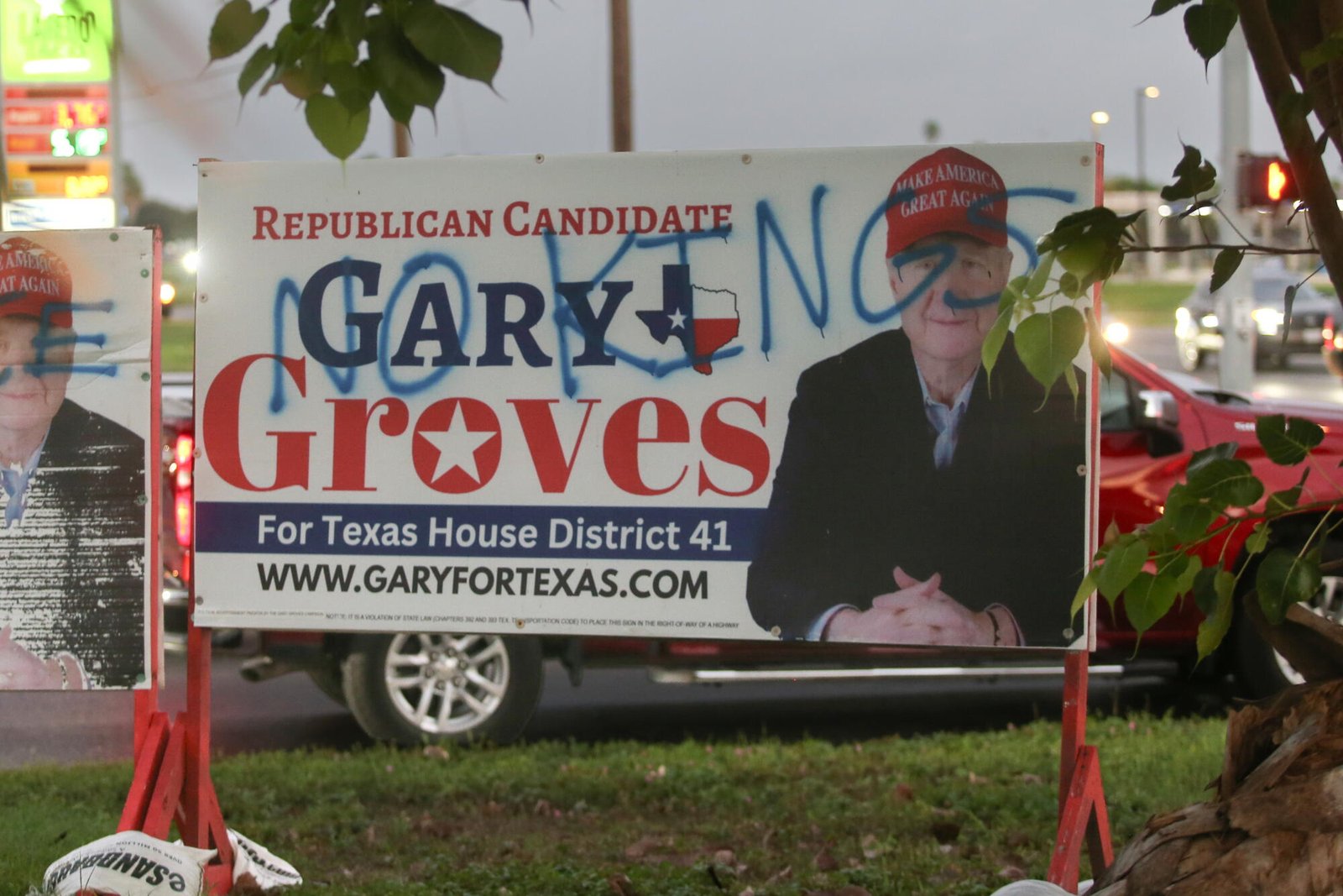Gary Groves usa una gorra MAGA en un anuncio de campaña. Graffiti escrito sobre texto publicitario. "No hay reyes."