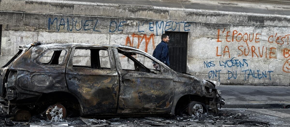 Un automóvil fue incendiado el sábado en las calles alrededor de la Plaza de la República en París. 