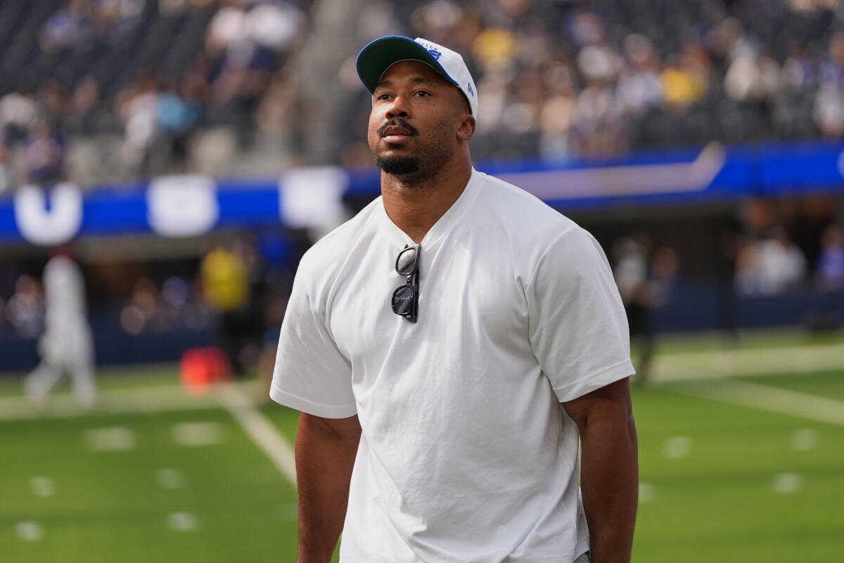 El ala defensiva de los Rams, Myles Garrett, está en el campo antes de la derrota del domingo ante los Cardinals en el Sophie Stadium.