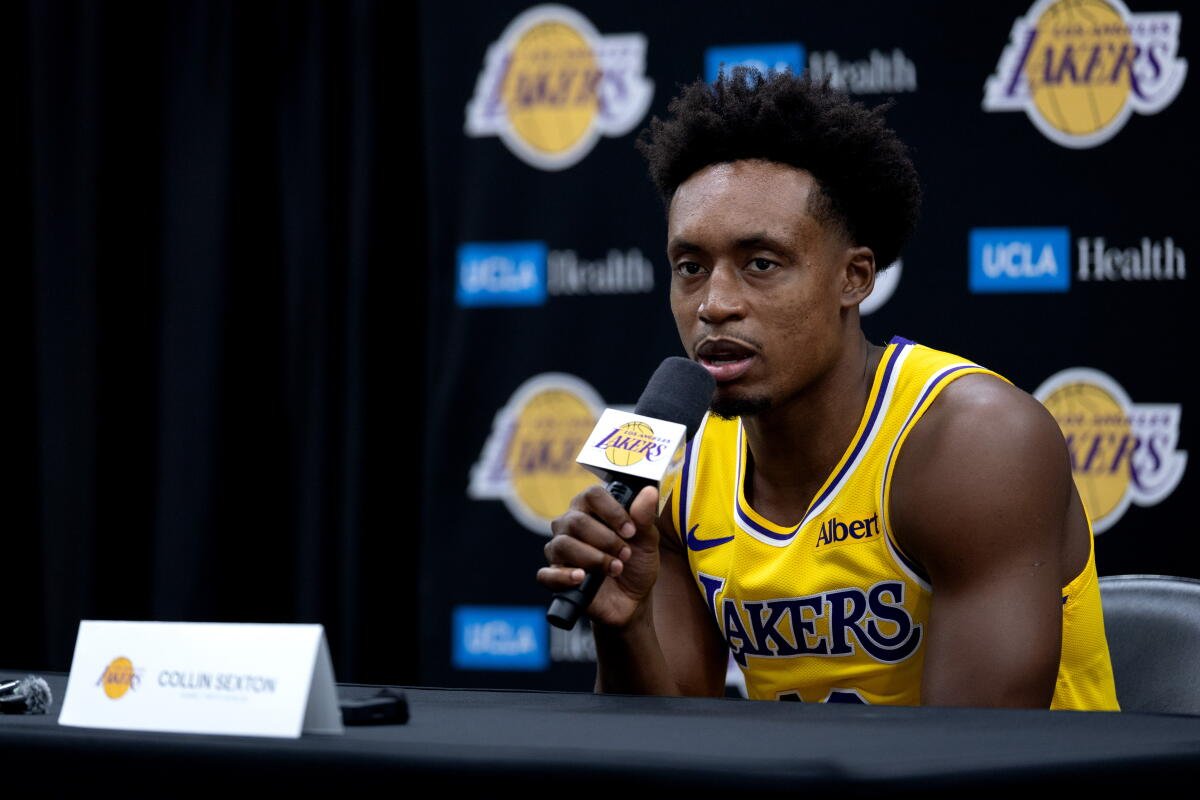 El guardia de los Lakers, Collin Sexton, habla en el día de prensa del equipo el 28 de septiembre en El Segundo.