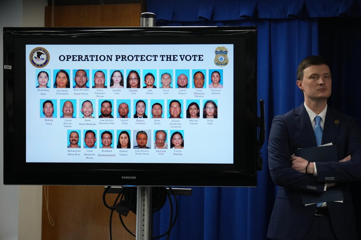 Exposición de fotografías de personas acusadas de registrarse ilegalmente para votar