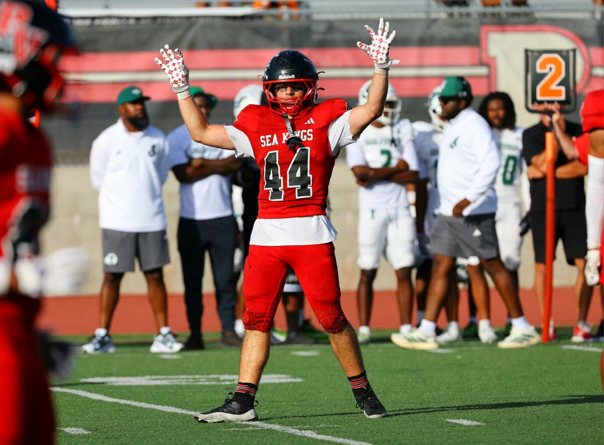 El apoyador de Palos Verdes High, Weston Reyes, levanta ambas manos.